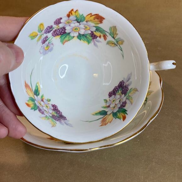 Vintage 30s Heathcote Bone China England Floral & Berries Tea Cup & Saucer - Picture 8 of 8